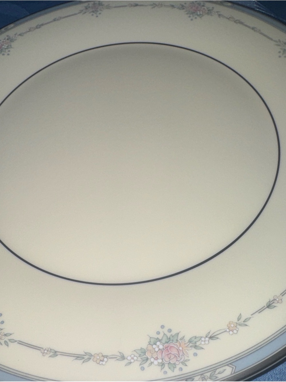 Royal Doulton Ivory Dinnerware Set with Pink Rose & Silver Trim-5 piece “Lisa”. - Picture 3 of 6